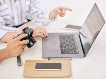 How Professional Photographers Deliver a Premium Client Experience image