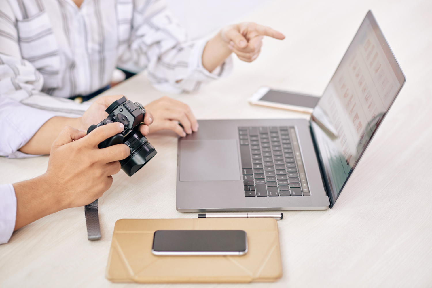 How Professional Photographers Deliver a Premium Client Experience hero image